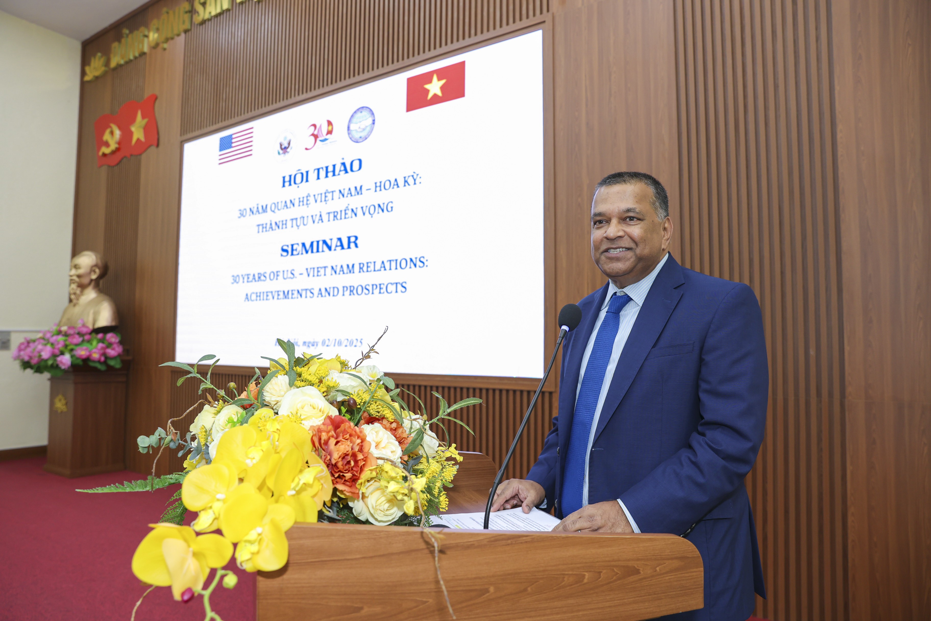 30 năm quan hệ Việt Nam - Hoa Kỳ: Cùng hướng tới tương lai 30 năm quan hệ Việt Nam - Hoa Kỳ: Cùng hướng tới tương lai