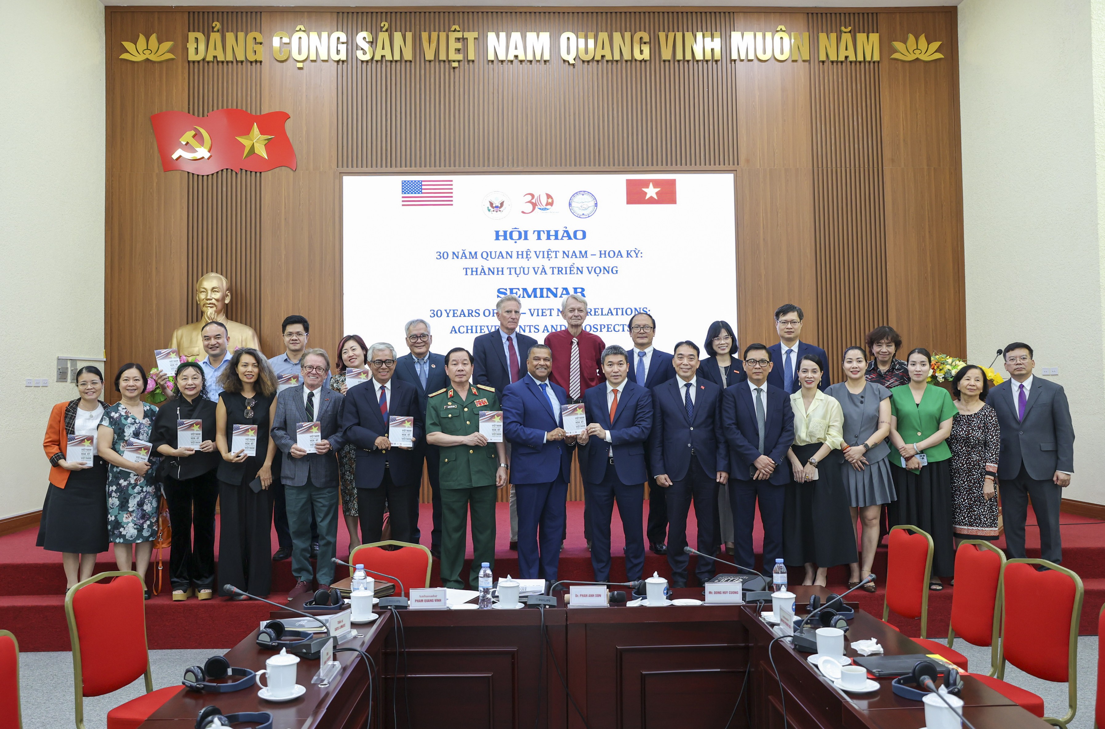 30 năm quan hệ Việt Nam - Hoa Kỳ: Cùng hướng tới tương lai 30 năm quan hệ Việt Nam - Hoa Kỳ: Cùng hướng tới tương lai