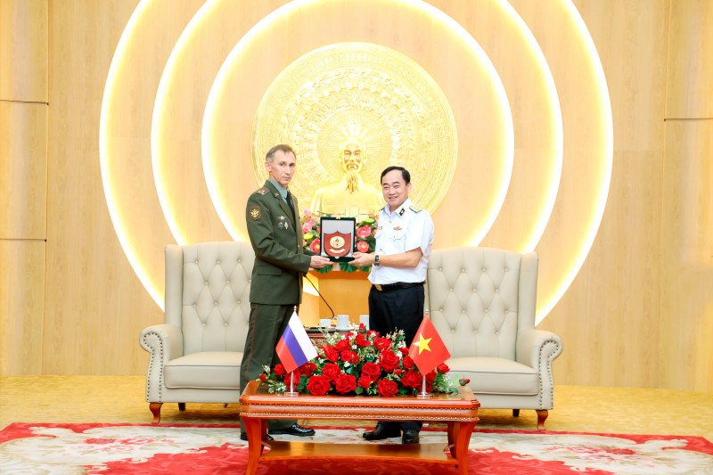 Phó Đô đốc Trần Thanh Nghiêm tặng Đại tá Sergey Vladimirovich Belosludtsev biểu trưng Hải quân nhân dân Việt Nam Phó Đô đốc Trần Thanh Nghiêm tặng Đại tá Sergey Vladimirovich Belosludtsev biểu trưng Hải quân nhân dân Việt Nam