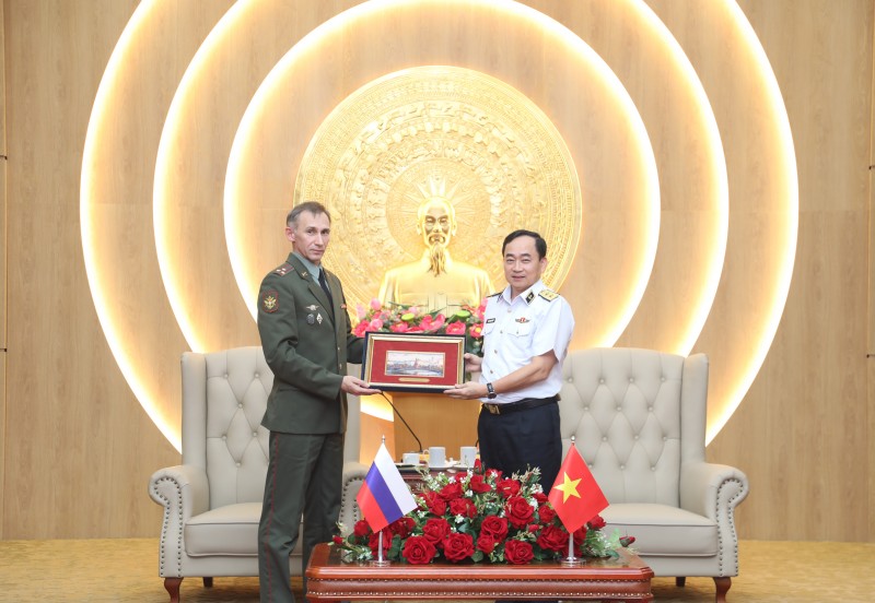 Tư lệnh Hải quân Việt Nam tiếp Tùy viên quốc phòng Liên bang Nga Tư lệnh Hải quân Việt Nam tiếp Tùy viên quốc phòng Liên bang Nga