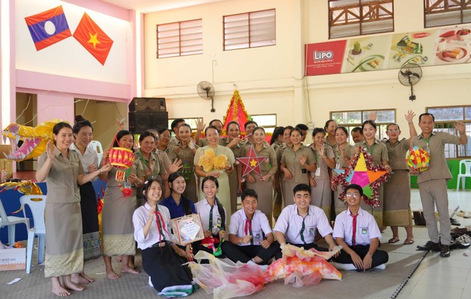Thầy và trò Trường song ngữ Lào-Việt Nam Nguyễn Du, thể hiện niềm vui khi được tự tay chuẩn bị cho Đêm hội Trăng rằm Trung Thu. Thầy và trò Trường song ngữ Lào-Việt Nam Nguyễn Du, thể hiện niềm vui khi được tự tay chuẩn bị cho Đêm hội Trăng rằm Trung Thu.