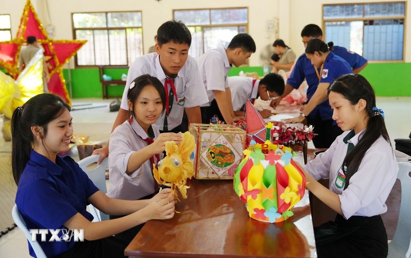 Các em học sinh Việt Nam-Lào cùng nhau làm đèn lồng đón Tết Trung thu. (Ảnh: TTXVN) Các em học sinh Việt Nam-Lào cùng nhau làm đèn lồng đón Tết Trung thu. (Ảnh: TTXVN)