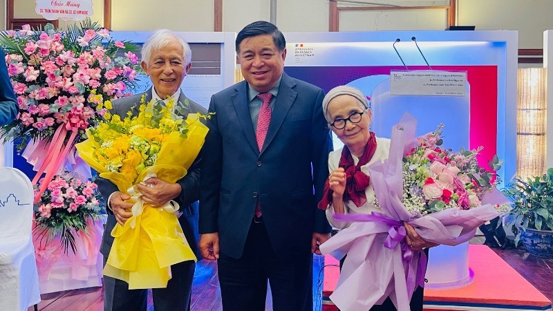 Hai Giáo sư Việt Nam nhận Huân chương Bắc đẩu Bội tinh của Pháp Hai Giáo sư Việt Nam nhận Huân chương Bắc đẩu Bội tinh bậc Sĩ quan của Pháp