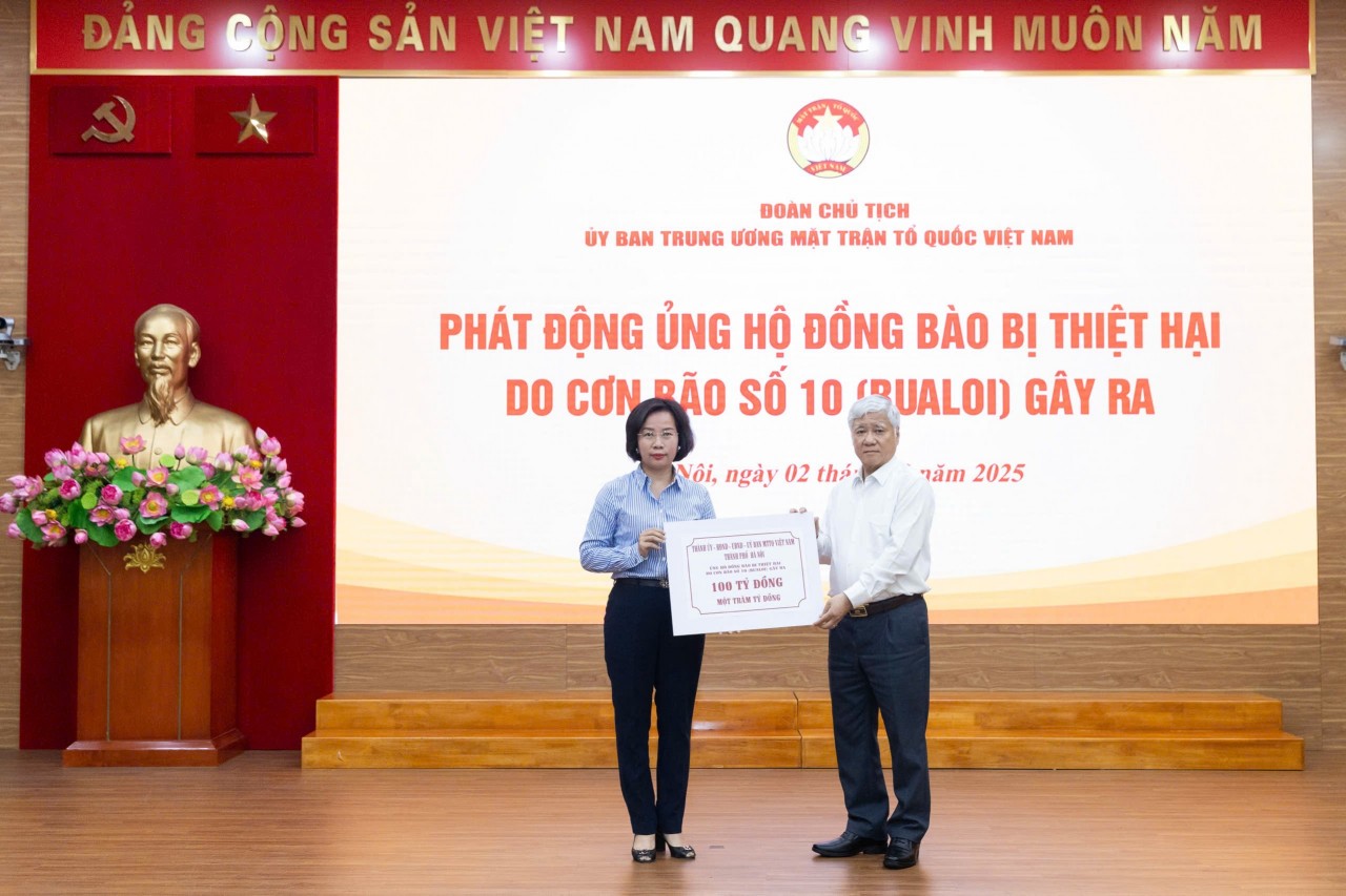 olitburo member, Secretary of the Party Central Committee, and President of the Central Committee of the Vietnam Fatherland Front Do Van Chien receives donations. (Photo: Quang Vinh)