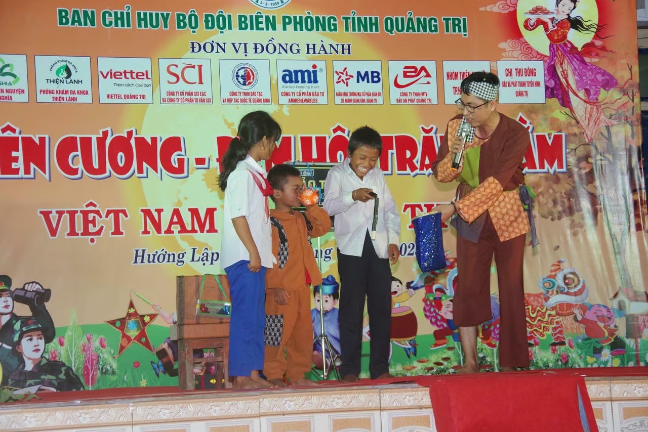 Thiếu nhi Việt - Lào đón Trung thu tại Cửa khẩu quốc tế Lao Bảo Thiếu nhi Việt - Lào đón Trung thu tại biên giới Quảng Trị