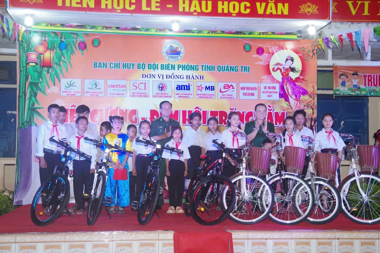 Thiếu nhi Việt - Lào đón Trung thu tại Cửa khẩu quốc tế Lao Bảo Thiếu nhi Việt - Lào đón Trung thu tại biên giới Quảng Trị
