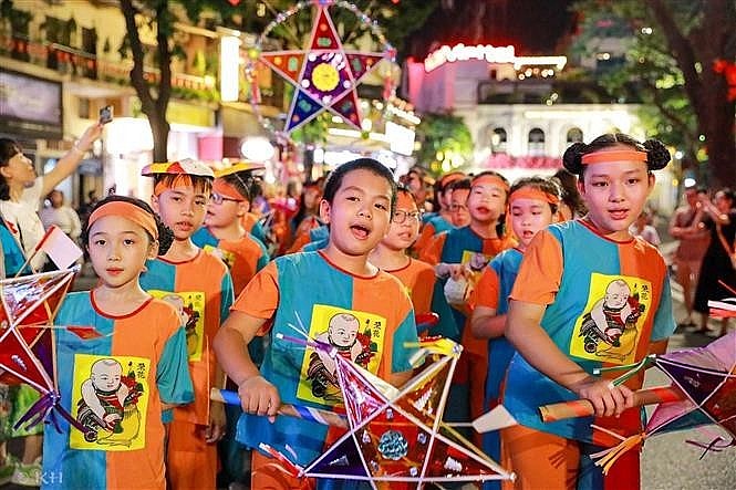 A lantern parade around Hoan Kiem Lake (Photo: VNA) A lantern parade around Hoan Kiem Lake (Photo: VNA)