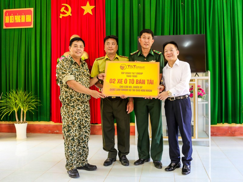 Lãnh đạo tỉnh Cà Mau và lãnh đạo Tập đoàn T&T Group tặng quà cho cán bộ chiến sỹ các lực lượng đang làm nhiệm vụ trên đảo Hòn Khoai năm 2021. Lãnh đạo tỉnh Cà Mau và lãnh đạo Tập đoàn T&T Group tặng quà cho cán bộ chiến sỹ các lực lượng đang làm nhiệm vụ trên đảo Hòn Khoai năm 2021.