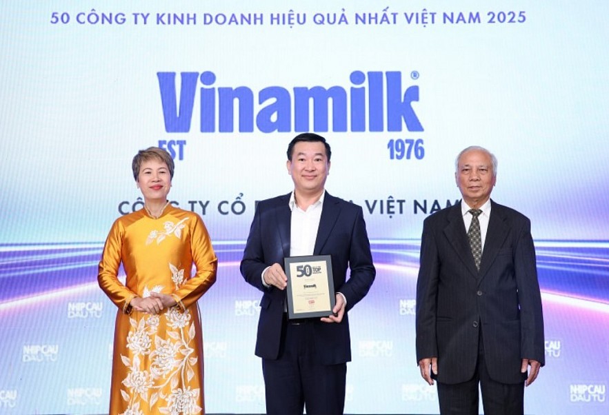 Mr. Do Thanh Tuan, Director of External Relations at Vinamilk, receives the award for Top 50 Most Effective Business Companies in Vietnam 2025 – Photo: Nguyen Hoang Mr. Do Thanh Tuan, Director of External Relations at Vinamilk, receives the award for Top 50 Most Effective Business Companies in Vietnam 2025 – Photo: Nguyen Hoang