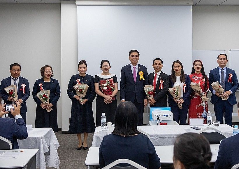 Vietnamese Ambassador to Japan Pham Quang Hieu (centre) presents flowers to congratulate the new Executive Board of the Vietnam Business Association in Japan. (Photo: VNA) Vietnamese Ambassador to Japan Pham Quang Hieu (centre) presents flowers to congratulate the new Executive Board of the Vietnam Business Association in Japan. (Photo: VNA)