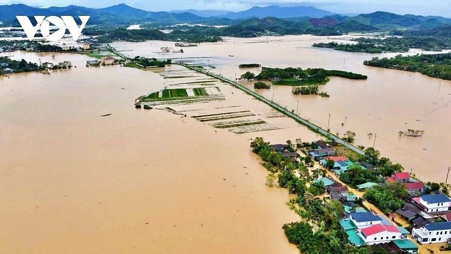 Typhoon Bualoi, followed by heavy rain, has caused severe flooding in many parts of central Vietnam. Typhoon Bualoi, followed by heavy rain, has caused severe flooding in many parts of central Vietnam.