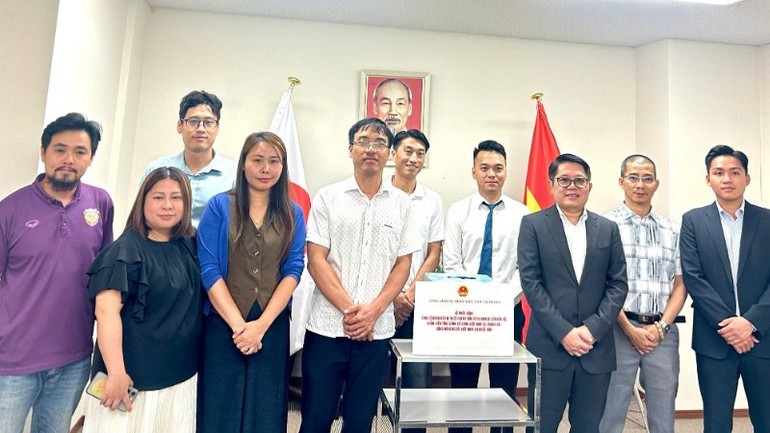 Cộng đồng người Việt tại khu vực Kansai cùng chung tay hướng về quê hương, góp phần chia sẻ khó khăn, giúp người dân sớm ổn định cuộc sống sau bão. Cộng đồng người Việt tại khu vực Kansai cùng chung tay hướng về quê hương, góp phần chia sẻ khó khăn, giúp người dân sớm ổn định cuộc sống sau bão.