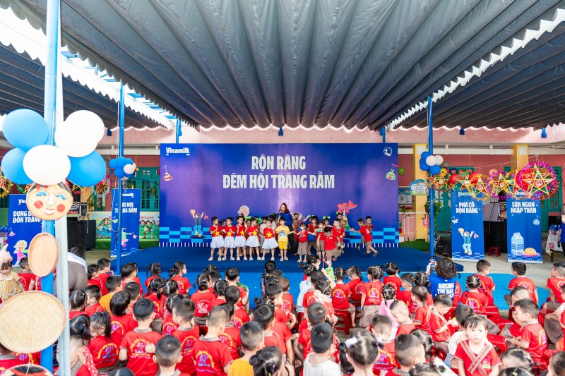 Hình 1: Tại Đà Nẵng, có một mùa trung thu thật đặc biệt đã đến với các em nhỏ trường Mẫu giáo Tiên Lãnh, xã Lãnh Ngọc, mang theo hàng ngàn sản phẩm dinh dưỡng, hàng nghìn bộ dụng cụ học tập, cùng nhiều quà bánh, những khúc ca rộn ràng và vô vàn tình yêu thương từ Vinamilk và Quỹ sữa Vươn cao Việt Nam. Hình 1: Tại Đà Nẵng, có một mùa trung thu thật đặc biệt đã đến với các em nhỏ trường Mẫu giáo Tiên Lãnh, xã Lãnh Ngọc, mang theo hàng ngàn sản phẩm dinh dưỡng, hàng nghìn bộ dụng cụ học tập, cùng nhiều quà bánh, những khúc ca rộn ràng và vô vàn tình yêu thương từ Vinamilk và Quỹ sữa Vươn cao Việt Nam.