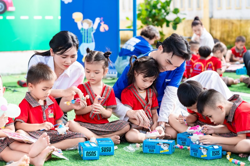 Hình 2a hoặc 2b (báo chọn 1 trong 2 hình): Sân trường rộn rã tiếng cười, những trò chơi sôi động, những bàn tay bé xíu khéo léo tô màu, vẽ nên bức tranh thơ trẻ, tô nên những ước mơ. Hình 2a hoặc 2b (báo chọn 1 trong 2 hình): Sân trường rộn rã tiếng cười, những trò chơi sôi động, những bàn tay bé xíu khéo léo tô màu, vẽ nên bức tranh thơ trẻ, tô nên những ước mơ.