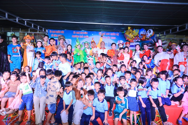 Hình 4: Hàng chục ngàn sản phẩm dinh dưỡng Vinamilk đã được gửi tặng cho thiếu nhi vùng biên tại xã Vĩnh Hưng, tỉnh Tây Ninh trong chương trình “Trung thu biên cương”, như những ngọn đèn nhỏ thắp sáng niềm vui và lòng tự hào của tuổi thơ. Hình 4: Hàng chục ngàn sản phẩm dinh dưỡng Vinamilk đã được gửi tặng cho thiếu nhi vùng biên tại xã Vĩnh Hưng, tỉnh Tây Ninh trong chương trình “Trung thu biên cương”, như những ngọn đèn nhỏ thắp sáng niềm vui và lòng tự hào của tuổi thơ.