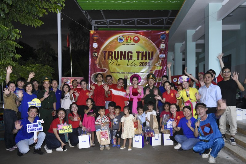 Hình 5: Hành trình yêu thương tiếp tục lan tỏa khi Vinamilk cùng các nghệ sĩ, tình nguyện viên mang hàng chục ngàn sản phẩm dinh dưỡng đến với thiếu nhi đảo Thiềng Liềng (thành phố Hồ Chí Minh) trong chương trình “Trung thu mơ ước”. Hình 5: Hành trình yêu thương tiếp tục lan tỏa khi Vinamilk cùng các nghệ sĩ, tình nguyện viên mang hàng chục ngàn sản phẩm dinh dưỡng đến với thiếu nhi đảo Thiềng Liềng (thành phố Hồ Chí Minh) trong chương trình “Trung thu mơ ước”.