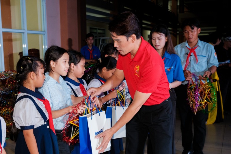 Hình 7a hoặc 7b (báo chọn 1 trong 2 hình): Tại chương trình “Ánh trăng hòa bình” ở xã Kim Long (thành phố Hồ Chí Minh), những món quà dinh dưỡng của Vinamilk được trao đến các em nhỏ với rất nhiều yêu thương. Hình 7a hoặc 7b (báo chọn 1 trong 2 hình): Tại chương trình “Ánh trăng hòa bình” ở xã Kim Long (thành phố Hồ Chí Minh), những món quà dinh dưỡng của Vinamilk được trao đến các em nhỏ với rất nhiều yêu thương.