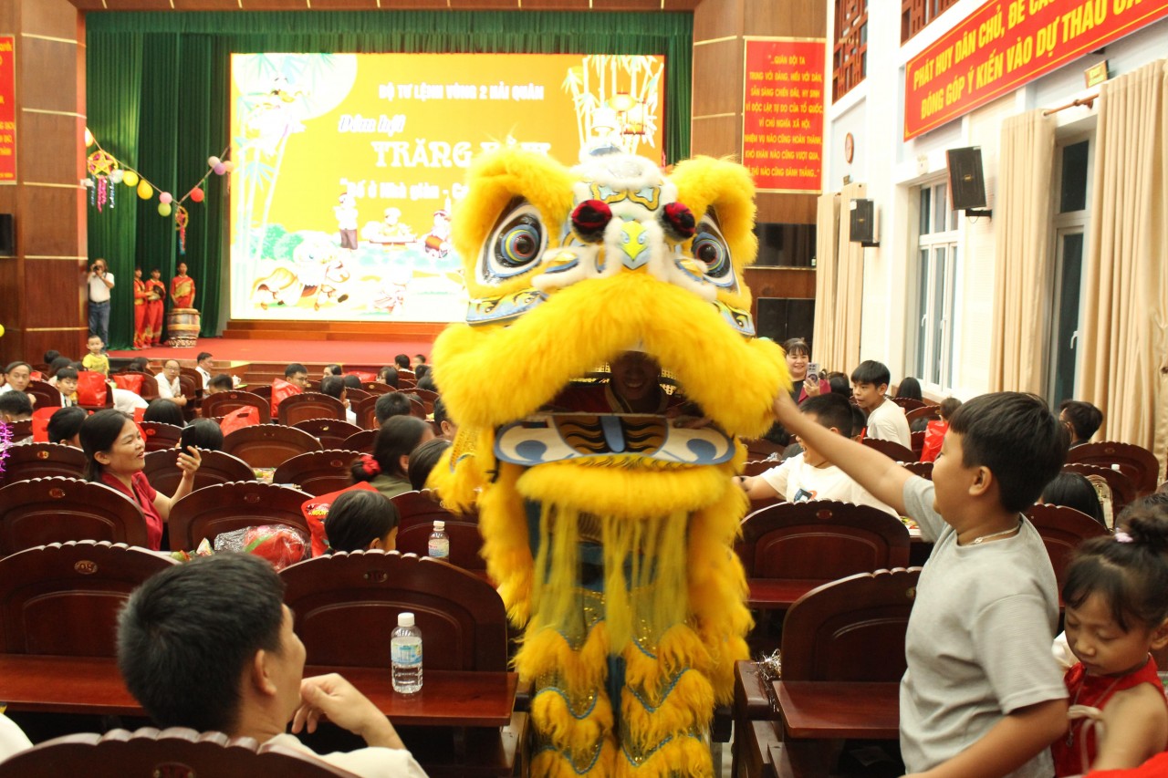 The lion dance and star lantern parade. (Photo: Anh Tho) The lion dance and star lantern parade. (Photo: Anh Tho)