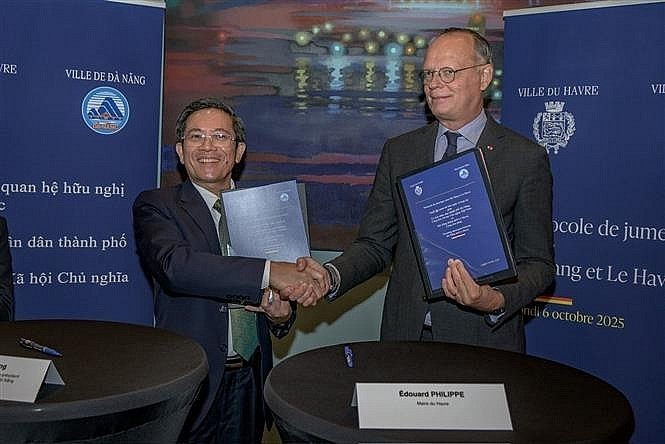 Vice Chairman of the Da Nang People’s Committee Tran Nam Hung (left) and Mayor of Le Havre Édouard Philippe exchange a MoU establishing cooperation and friendship relations between the two port cities. (Photo: VNA) Vice Chairman of the Da Nang People’s Committee Tran Nam Hung (left) and Mayor of Le Havre Édouard Philippe exchange a MoU establishing cooperation and friendship relations between the two port cities. (Photo: VNA)