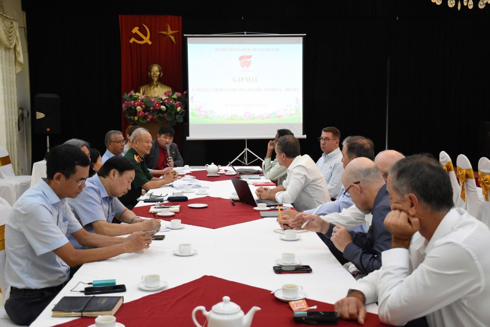 Cuộc làm việc giữa Hội Hỗ trợ gia đình liệt sĩ Việt Nam và đoàn đại biểu Trường Đại học Georgia (Mỹ). (Ảnh: Báo Tin tức và Dân tộc) Cuộc làm việc giữa Hội Hỗ trợ gia đình liệt sĩ Việt Nam và đoàn đại biểu Trường Đại học Georgia (Mỹ). (Ảnh: Báo Tin tức và Dân tộc)