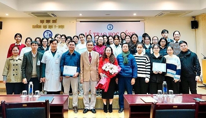 COV Grants Scholarships for Disadvantaged Students in Hue COV Grants Scholarships for Disadvantaged Students in Hue
