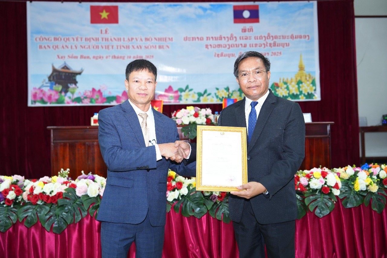 Lễ trao quyết định thành lập Ban Quản lý cộng đồng người Việt Nam tại tỉnh Xay-xổm-bun. (Ảnh: Đại sứ quán Việt Nam tại Lào) Lễ trao quyết định thành lập Ban Quản lý cộng đồng người Việt Nam tại tỉnh Xay-xổm-bun. (Ảnh: Đại sứ quán Việt Nam tại Lào)