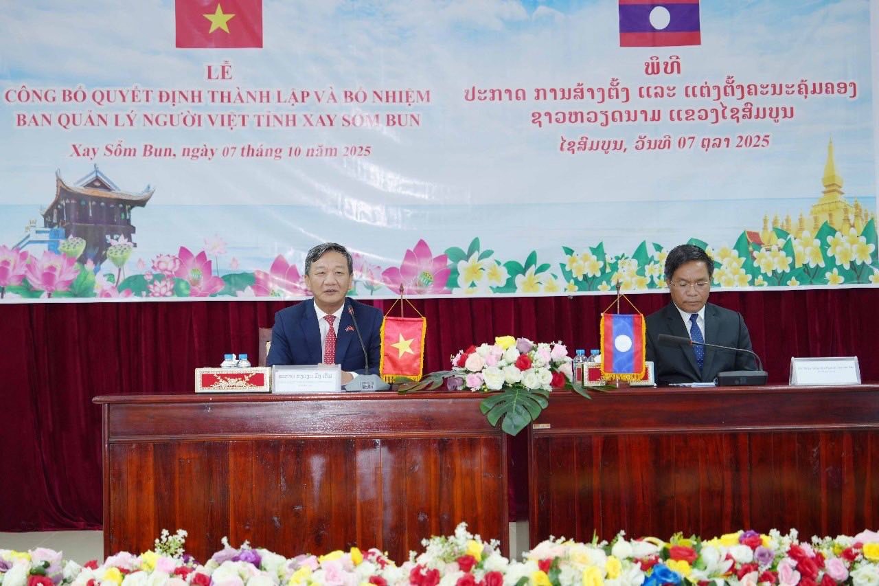 Đại sứ Việt Nam tại Lào Nguyễn Minh Tâm (bên trái) phát biểu tại buổi lễ. (Ảnh: Đại sứ quán Việt Nam tại Lào) Đại sứ Việt Nam tại Lào Nguyễn Minh Tâm (bên trái) phát biểu tại buổi lễ. (Ảnh: Đại sứ quán Việt Nam tại Lào)