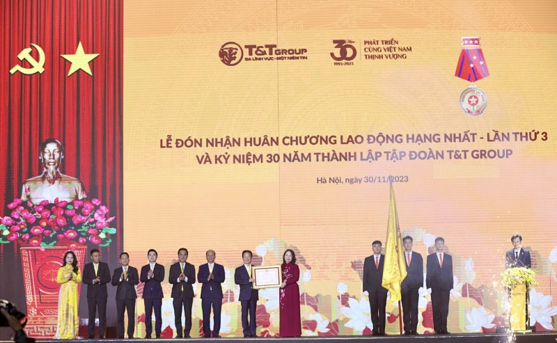 Ảnh 4: T&T Group ba lần vinh dự đón nhận Huân chương Lao động hạng Nhất do Đảng, Nhà nước trao tặng. Ảnh 4: T&T Group ba lần vinh dự đón nhận Huân chương Lao động hạng Nhất do Đảng, Nhà nước trao tặng.