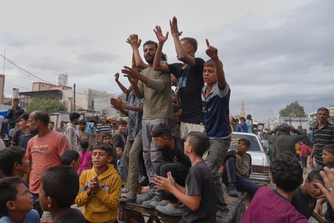 Người dân Palestine ăn mừng tại Khan Younis, miền Nam Gaza, sau khi Israel và Hamas đạt thỏa thuận giai đoạn đầu của kế hoạch hòa bình, tạm dừng giao tranh. (Ảnh: AP) Người dân Palestine ăn mừng tại Khan Younis, miền Nam Gaza, sau khi Israel và Hamas đạt thỏa thuận giai đoạn đầu của kế hoạch hòa bình, tạm dừng giao tranh. (Ảnh: AP)