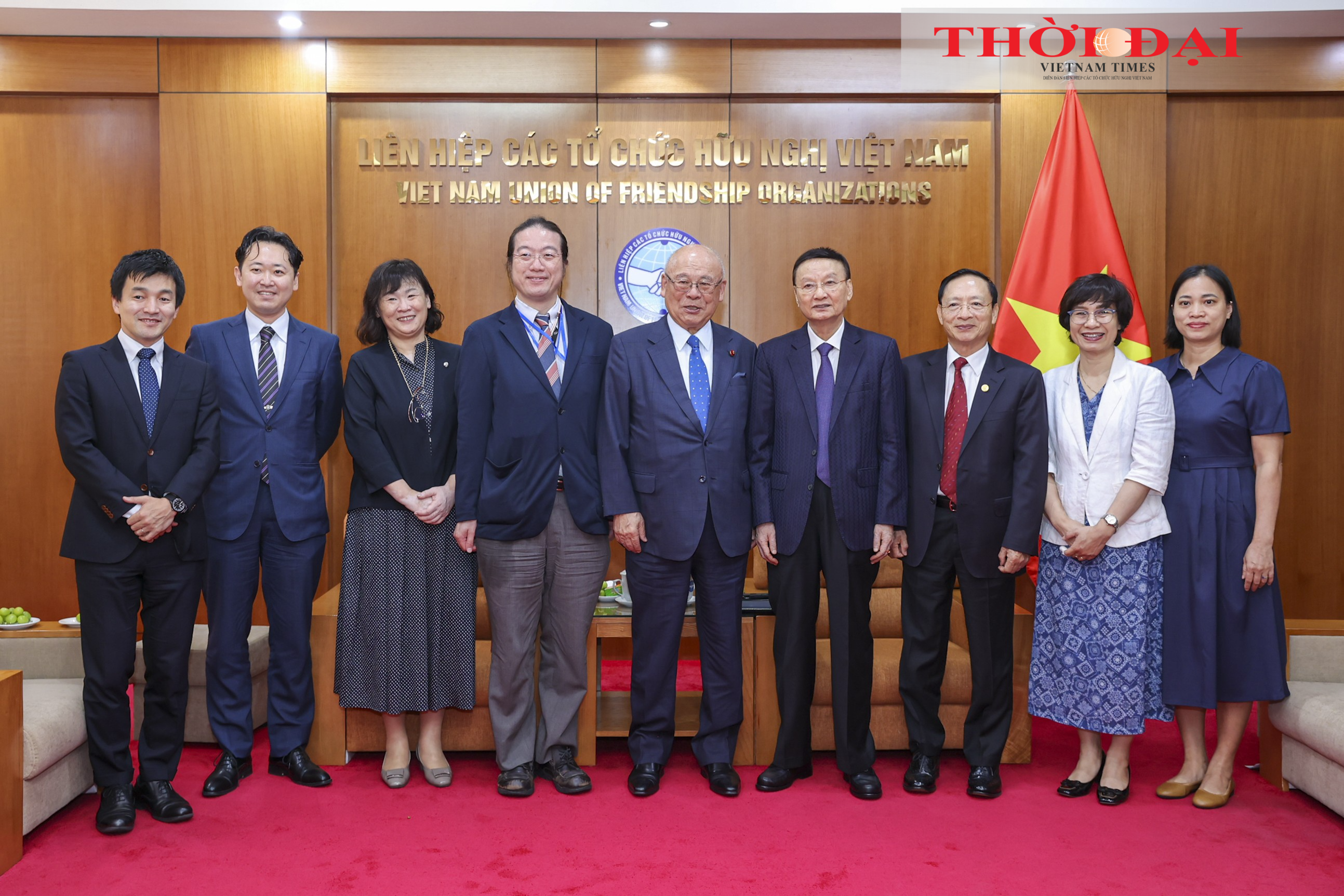 Chủ tịch Hội hữu nghị Việt Nam - Nhật Bản Tô Huy Rứa và Cố vấn đặc biệt Liên minh Nghị sĩ hữu nghị Nhật - Việt Takebe Tsutomu chụp ảnh lưu niệm cùng các đại biểu. (Ảnh: Đinh Hòa) Chủ tịch Hội hữu nghị Việt Nam - Nhật Bản Tô Huy Rứa và Cố vấn đặc biệt Liên minh Nghị sĩ hữu nghị Nhật - Việt Takebe Tsutomu chụp ảnh lưu niệm cùng các đại biểu. (Ảnh: Đinh Hòa)
