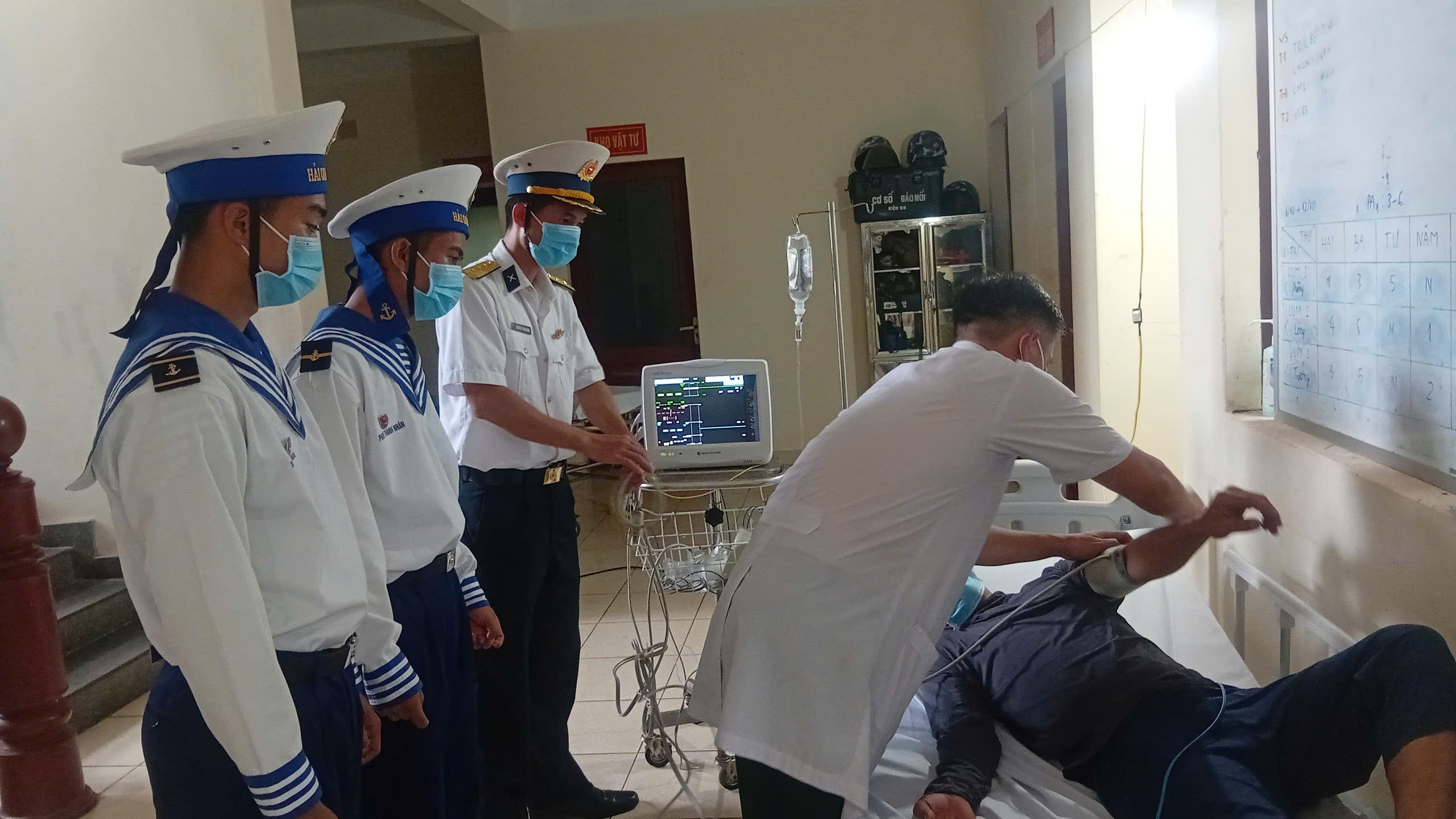 Đảo Trường Sa cấp cứu kịp thời ngư dân bị viêm phổi