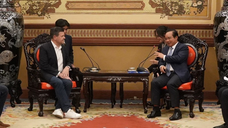Chairman of the Ho Chi Minh City People’s Committee Nguyen Van Duoc talks with Nasdaq Vice Chairman Robert H. McCooey during the meeting. (Photo: People's Newspaper) Chairman of the Ho Chi Minh City People’s Committee Nguyen Van Duoc talks with Nasdaq Vice Chairman Robert H. McCooey during the meeting. (Photo: People's Newspaper)