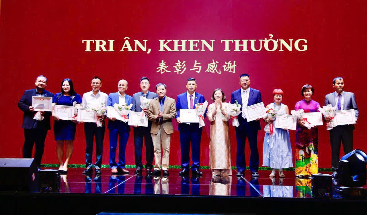 Khen thưởng 11 doanh nghiệp tiêu biểu có nhiều đóng góp trong hoạt động sản xuất kinh doanh và giao lưu hợp tác hữu nghị Việt - Trung. (Ảnh: haiphong.gov.vn) Khen thưởng 11 doanh nghiệp tiêu biểu có nhiều đóng góp trong hoạt động sản xuất kinh doanh và giao lưu hợp tác hữu nghị Việt - Trung. (Ảnh: haiphong.gov.vn)