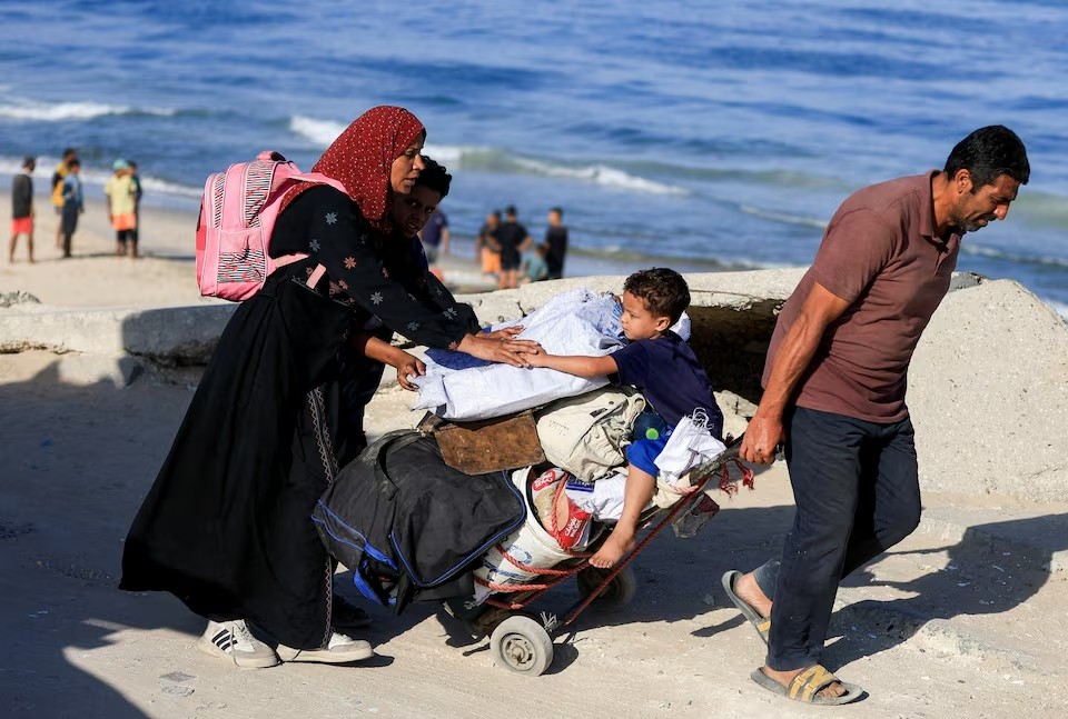 Người dân Palestine trở về phía bắc Dải Gaza trong bối cảnh lệnh ngừng bắn giữa Israel và Hamas, ngày 11/10/2025. Ảnh: Reuters. Người dân Palestine trở về phía bắc Dải Gaza trong bối cảnh lệnh ngừng bắn giữa Israel và Hamas, ngày 11/10/2025. Ảnh: Reuters.