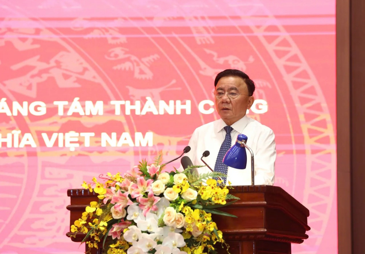 Politburo member and Permanent Member of the Party Central Committee’s Secretariat Trần Cẩm Tú delivers a speech at the conference. (Photo: Kinh tế & Đô thị Newspaper) Politburo member and Permanent Member of the Party Central Committee’s Secretariat Trần Cẩm Tú delivers a speech at the conference. (Photo: Kinh tế & Đô thị Newspaper)