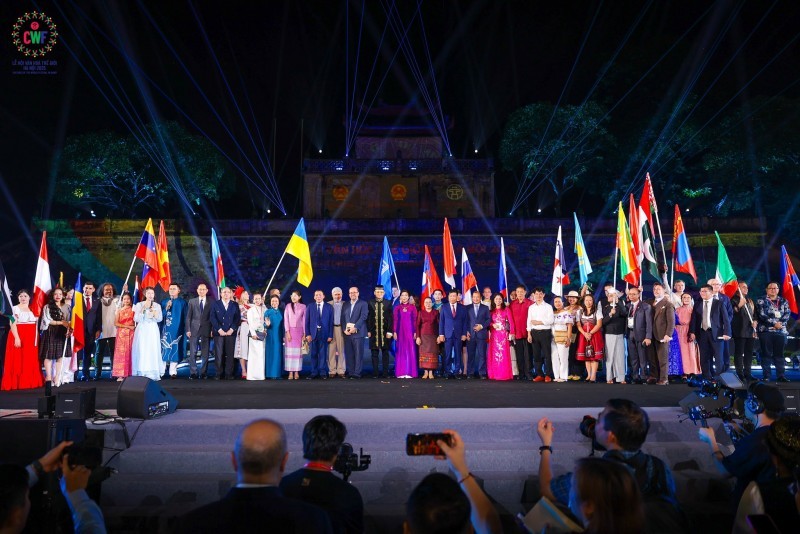 Delegates take photos with artists and representatives of art troupes participating in the opening ceremony. (Photo: Organizing Committee) Delegates take photos with artists and representatives of art troupes participating in the opening ceremony. (Photo: Organizing Committee)