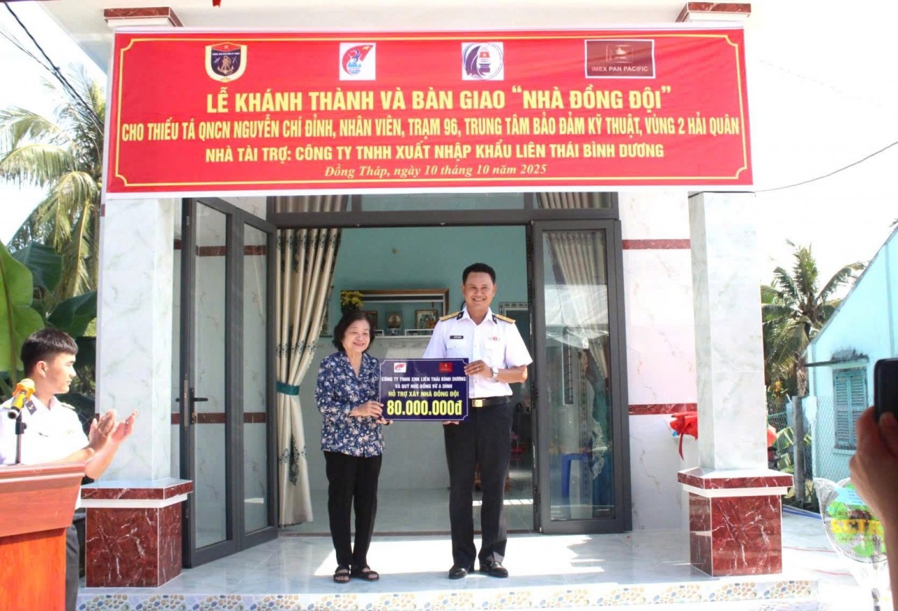 Truong My Hoa presents the sponsorship gift for the House of Comrades to Warrant Officer Nguyen Chi Dinh.