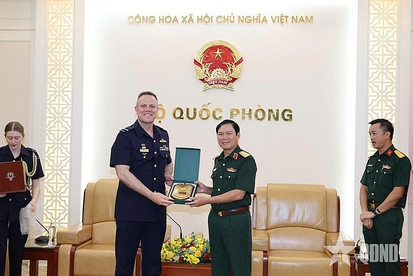 General Nguyen Tan Cuong, Chief of the General Staff of the Vietnam People's Army, presents a souvenir to Australia's Chief of Air Force (CAF) Air Marshal Stephen Chappell in their meeting in Hanoi on October 13, 2025 (Photo: qdnd.vn) General Nguyen Tan Cuong, Chief of the General Staff of the Vietnam People's Army, presents a souvenir to Australia's Chief of Air Force (CAF) Air Marshal Stephen Chappell in their meeting in Hanoi on October 13, 2025 (Photo: qdnd.vn)