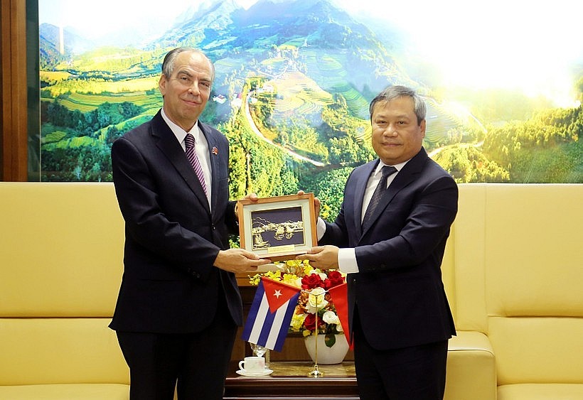 Secretary of the provincial Party Committee Vu Dai Thang (R) and Cuban Ambassador to Vietnam Rogelio Polanco Fuentes at their meeting on October 13 (Photo: VNA) Secretary of the provincial Party Committee Vu Dai Thang (R) and Cuban Ambassador to Vietnam Rogelio Polanco Fuentes at their meeting on October 13 (Photo: VNA)