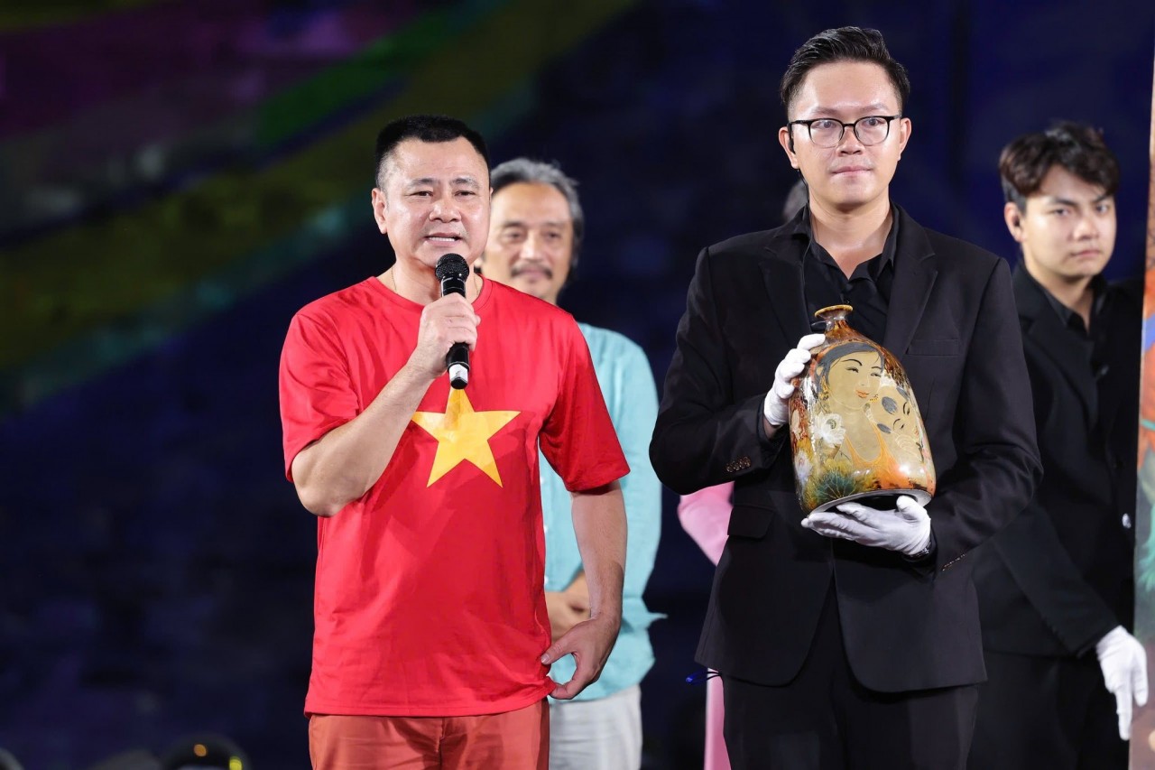 People’s Artist Tu Long hosted the auction, during which two items were successfully sold for VND 1.55 billion. People’s Artist Tu Long hosted the auction, during which two items were successfully sold for VND 1.55 billion.