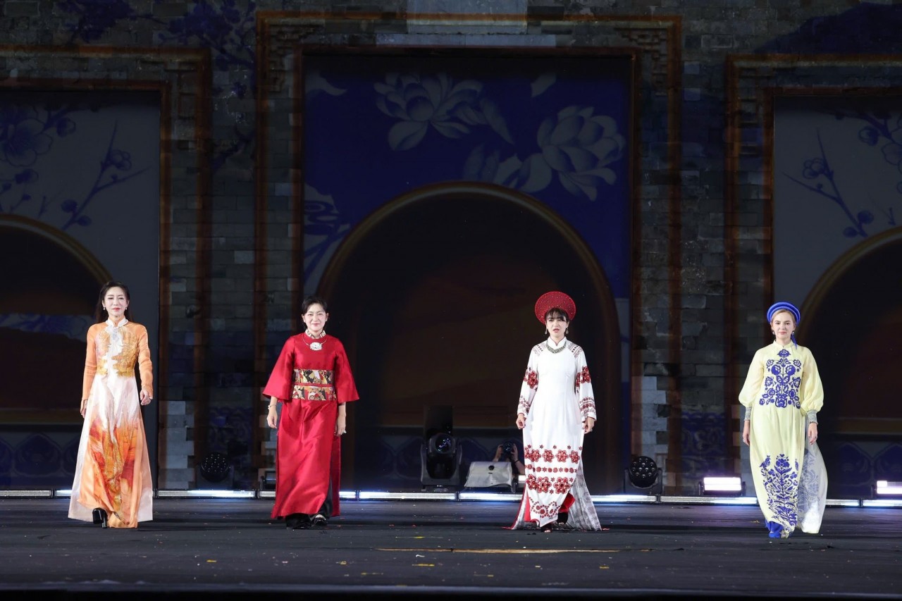 The wives of ambassadors from several countries participated in the ao dai fashion show. (Photo: icd.gov.vn) The wives of ambassadors from several countries participated in the ao dai fashion show. (Photo: icd.gov.vn)