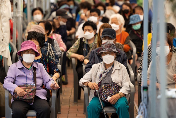 Hàn Quốc trở thành xã hội siêu già vào năm 2024, khi cứ năm người thì có một người từ 65 tuổi trở lên - Ảnh: BLOOMBERG Hàn Quốc trở thành xã hội siêu già vào năm 2024, khi cứ năm người thì có một người từ 65 tuổi trở lên - Ảnh: BLOOMBERG