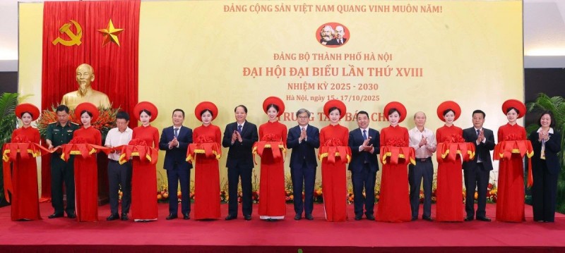 Khai trương Trung tâm Báo chí phục vụ Đại hội đại biểu Đảng bộ TP. Hà Nội lần thứ XVIII. (Ảnh: T.L) Khai trương Trung tâm Báo chí phục vụ Đại hội đại biểu Đảng bộ TP. Hà Nội lần thứ XVIII. (Ảnh: T.L)