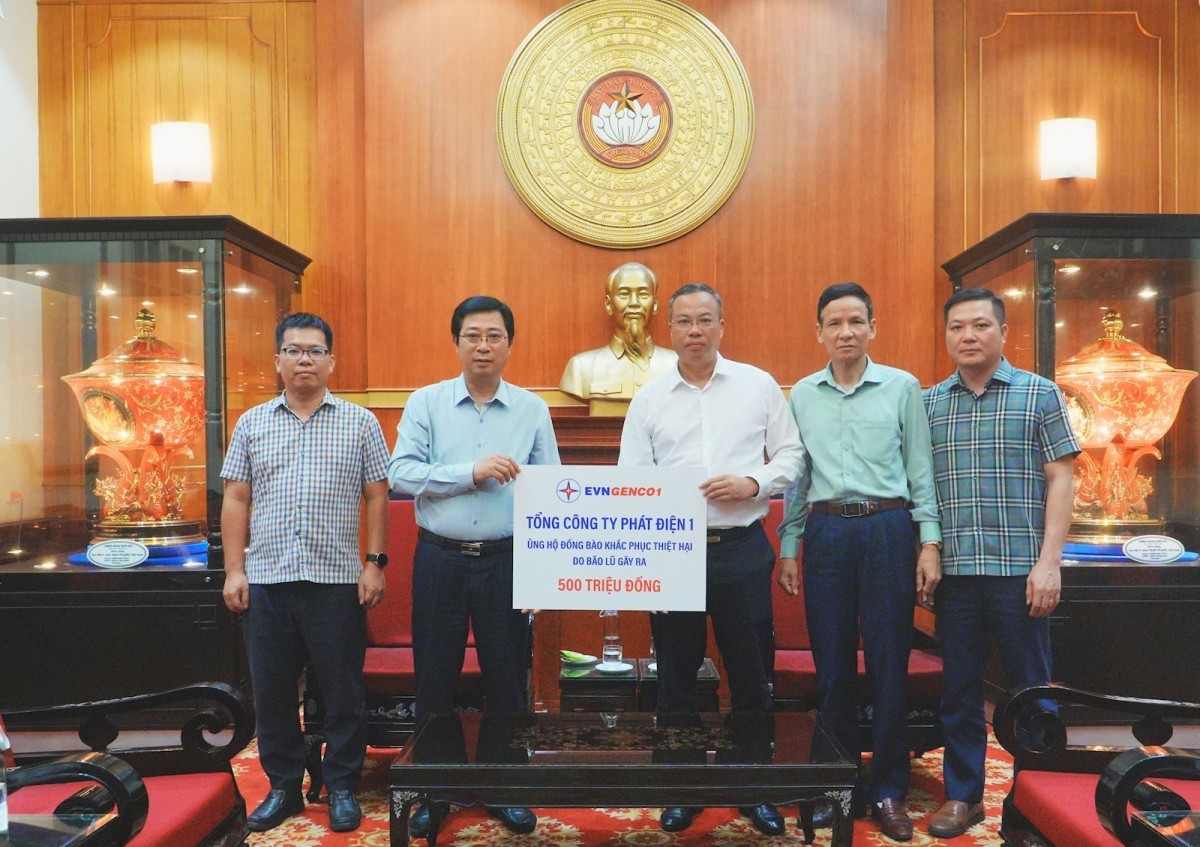 Tổng Giám đốc Lê Hải Đăng (thứ ba từ phải sang), đại diện EVNGENCO1 trao tặng 500 triệu đồng ủng hộ đồng bào khắc phục thiệt hại do bão lũ. Tổng Giám đốc Lê Hải Đăng (thứ ba từ phải sang), đại diện EVNGENCO1 trao tặng 500 triệu đồng ủng hộ đồng bào khắc phục thiệt hại do bão lũ.