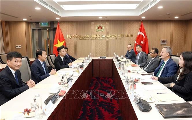 Đại tướng Lương Tam Quang, Bộ trưởng Bộ Công an tiếp Chủ tịch Cơ quan Công nghiệp quốc phòng Thổ Nhĩ Kỳ Haluk Gorgun. Ảnh: Phạm Kiên/TTXVN Đại tướng Lương Tam Quang, Bộ trưởng Bộ Công an tiếp Chủ tịch Cơ quan Công nghiệp quốc phòng Thổ Nhĩ Kỳ Haluk Gorgun. Ảnh: Phạm Kiên/TTXVN