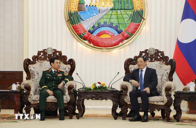 Đại tướng Phan Văn Giang chào xã giao Thủ tướng Lào Sonexay Siphandone. (Ảnh: Xuân Tú/TTXVN)
