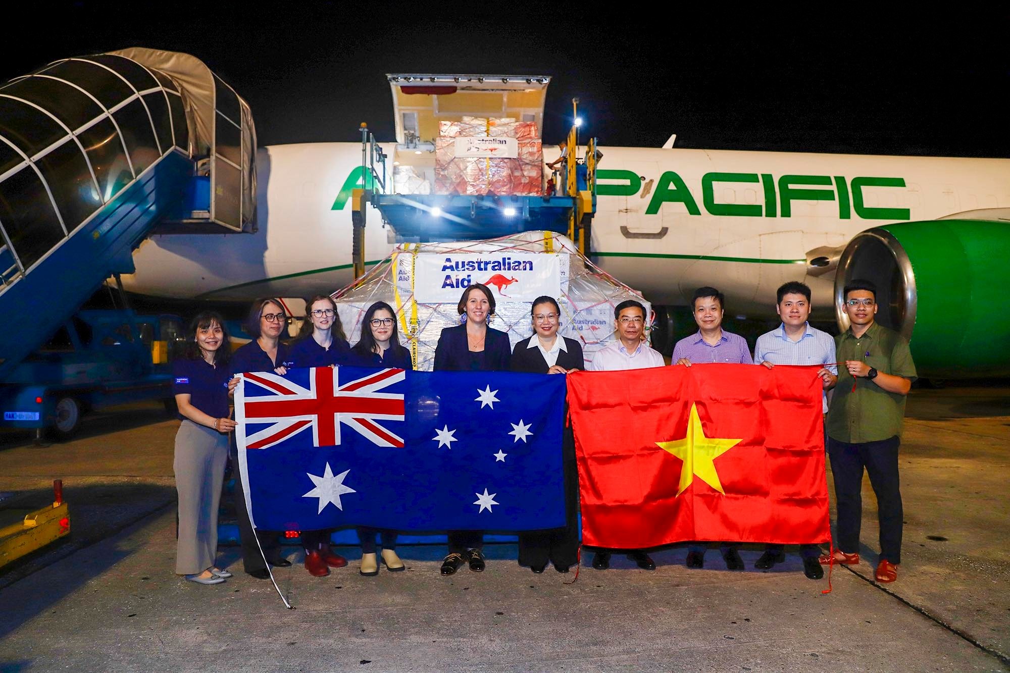 tiếp nhận hàng viện trợ khẩn cấp của Chính phủ Australia từ bà Phó Đại sứ Australia tại Việt Nam Renee Jean Déchamps tiếp nhận hàng viện trợ khẩn cấp của Chính phủ Australia từ bà Phó Đại sứ Australia tại Việt Nam Renee Jean Déchamps