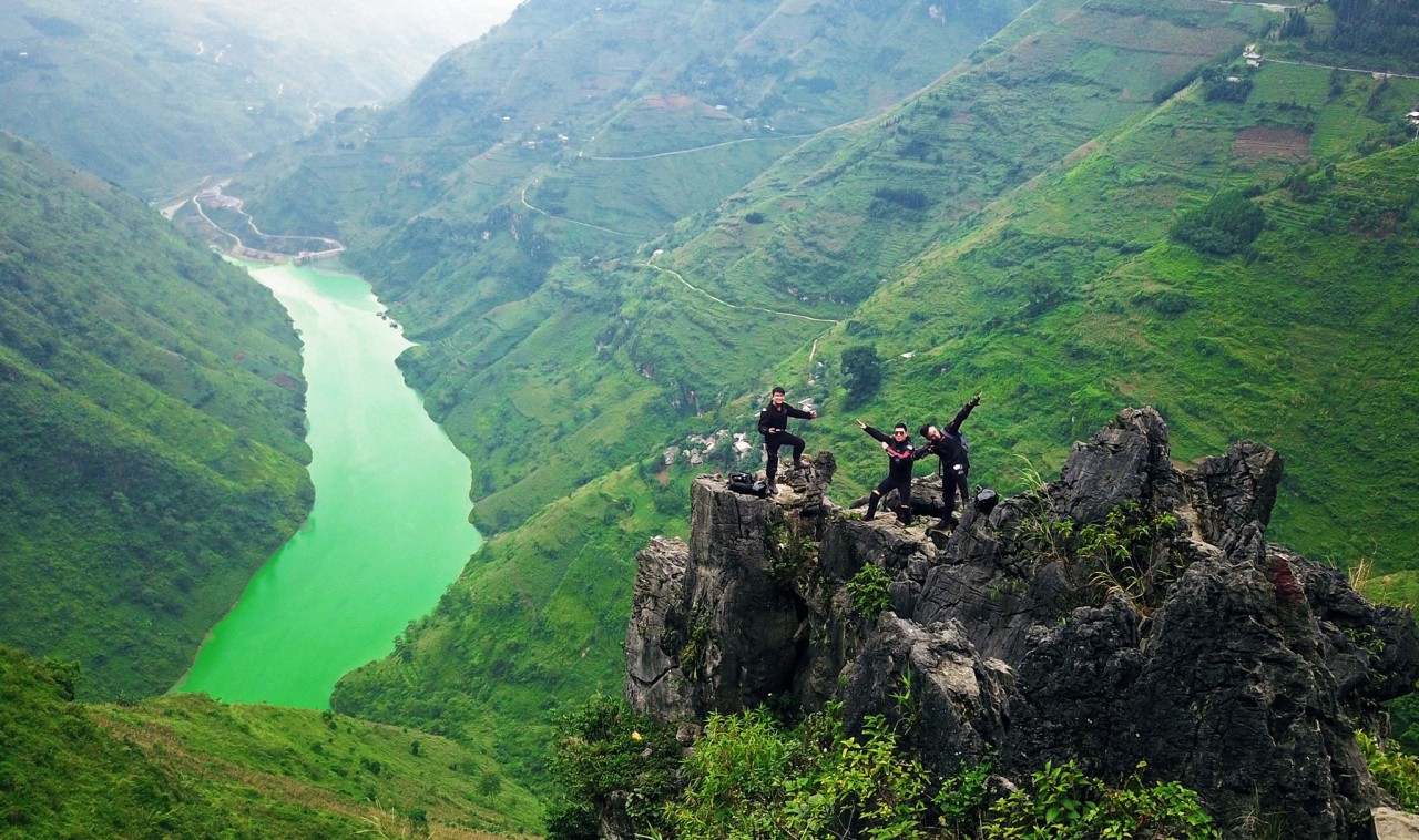 The winding rocky roads of Ha Giang (now part of Tuyen Quang), with their breathtaking and striking natural scenery, hold a special allure for travelers. (Illustrative photo)