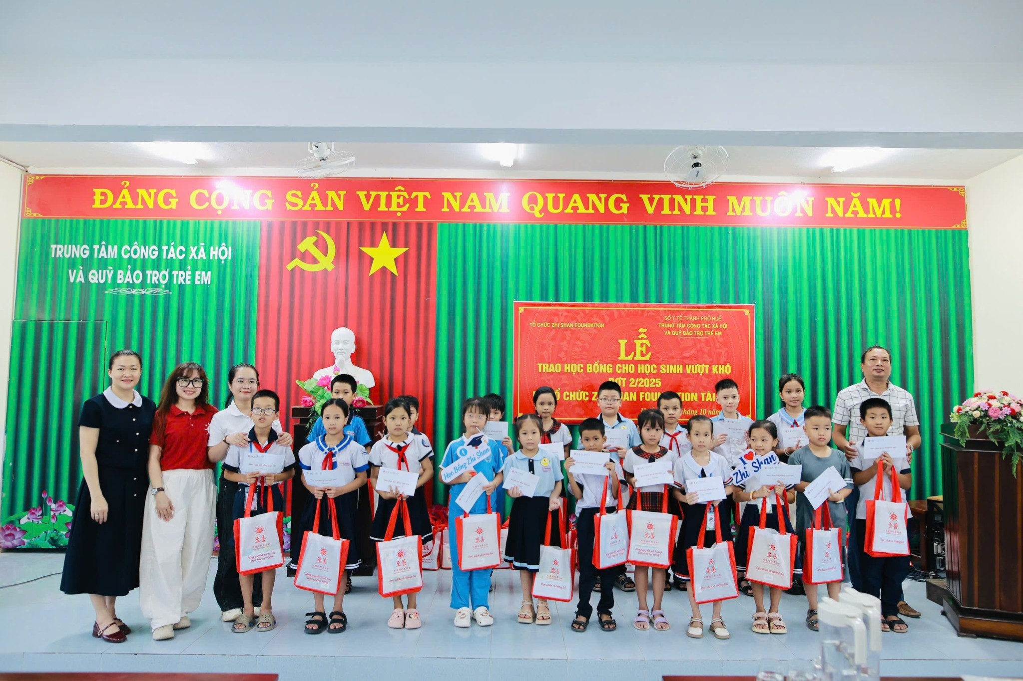 Tổ chức Zhi Shan trao học bổng vượt khó cho học sinh thành phố Huế. (Ảnh: Zhi Shan Foundation Vietnam) Tổ chức Zhi Shan trao học bổng vượt khó cho học sinh thành phố Huế. (Ảnh: Zhi Shan Foundation Vietnam)