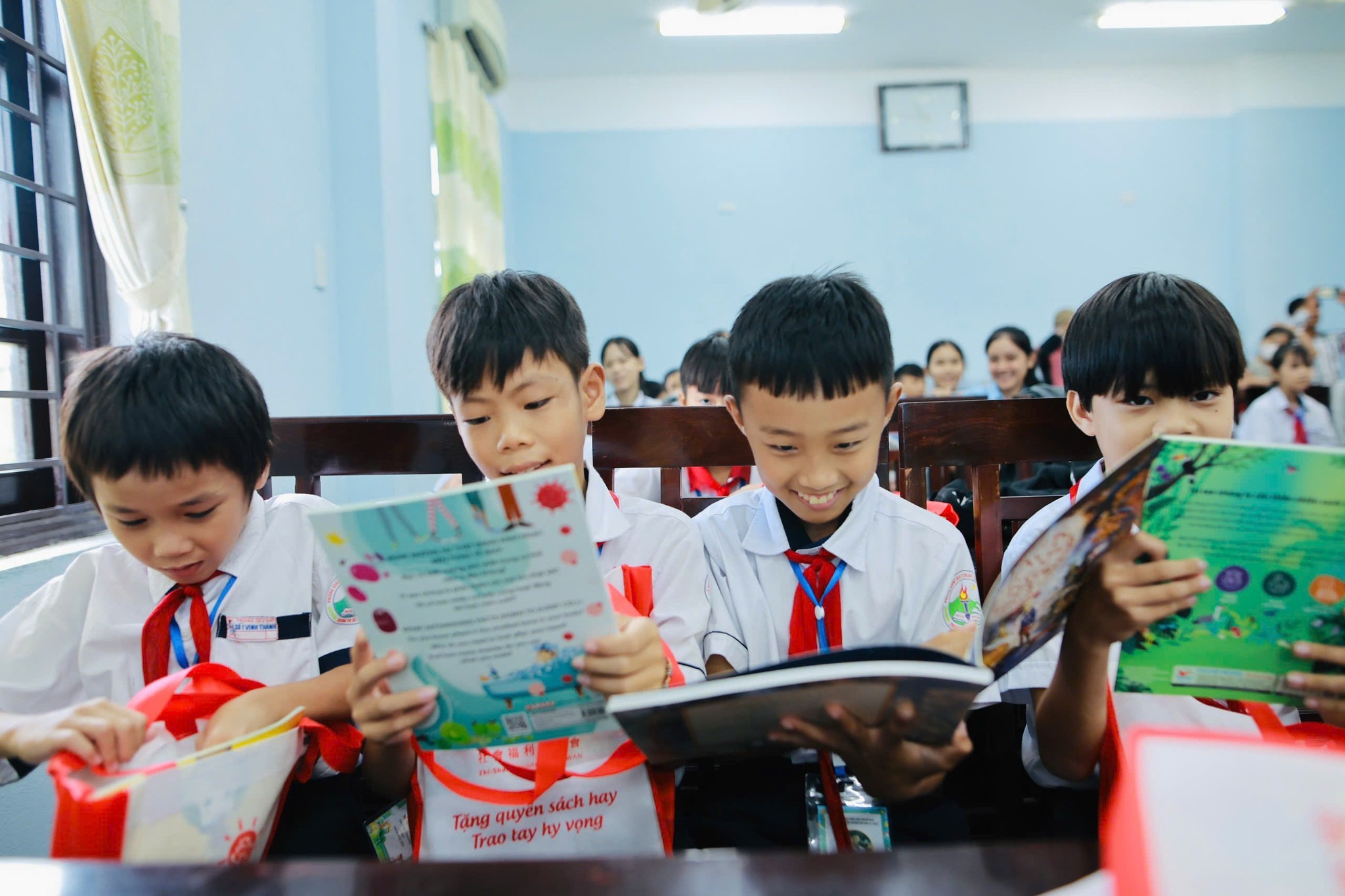 Mỗi học sinh được tổ chức Zhi Shan mỗi học sinh tặng một cuốn sách phù hợp độ tuổi. (Ảnh: Mỗi học sinh được tổ chức Zhi Shan mỗi học sinh tặng một cuốn sách phù hợp độ tuổi. (Ảnh: